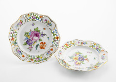 Комплект из двух тарелок, украшенных цветочными мотивами и резными элементами