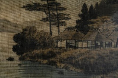 Пейзаж с изображением берега, домов и деревьев, оформленный в раму, ткань, живопись, Япония, 1900-1930 гг.