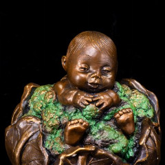 Скульптура "Малыш в капусте", автор Yourin А, композитный материал, роспись, Европа, 2000-2010 гг.