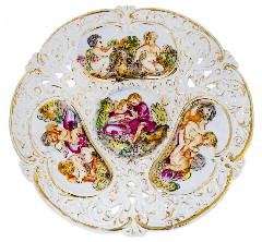 Блюдо  настенное декоративное с рельефным изображением Путти, фаянс, роспись, Европа, 2010-2020 гг.