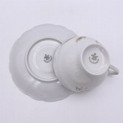 Чайная пара, украшенная фигурном бортом и колосками, Limoges Vertitable Porcelaine de Grand Feu, фарфор, деколь, золочение, Франция, 1954-1980 гг.