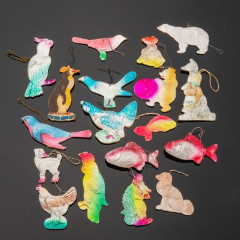 Набор из 18 винтажных ёлочных игрушек различных форм и расцветок, картон, штамповка, аэрография, СССР, 1950-1980 гг.