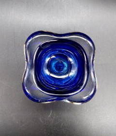 Пепельница квадратной формы, выполненная в синем оттенке, стекло, Чехословакия, 1970-1990 гг.