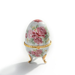 Пасхальное яйцо-шкатулка, декорированное изображениями цветов, фарфор, деколь, золочение, фирма "Lefard", Китай, 2010-2020 гг.