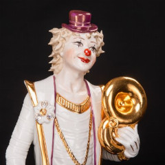 Скульптура на постаменте "Придворный клоун", Vittorio Sabadin Capodimonte, фарфор, роспись, золочение, Capodimonte (Каподимонте), Италия, 1960-1980 гг.