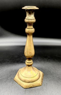 Подсвечник на одну свечу  фигурной ножкой, на 6-гранном основании, бронза, Европа, 1920-1940 гг.