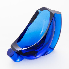 Пепельница оригинальной формы синего цвета