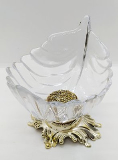 Вазочка (конфетница) в форме листа на фигурной ножке, стекло, металл, Российская Федерация, 2000-2020 гг.