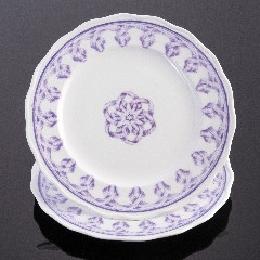 Пара тарелок с лаконичным декором