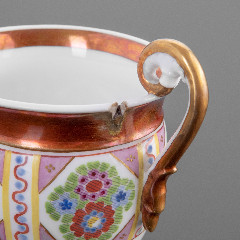 Чашка чайная оригинальной формы в стиле ампир, декорированная цветочным орнаментом