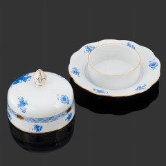 Маслёнка, выполненная в фирменном дизайне "Chinese Bouquet" ("Apponyi Blue"), фарфор, роспись, золочение, Herend (Херенд), Венгрия, 1960-1990 гг.