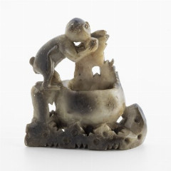 Чернильница (вазочка) с композицией в виде играющей обезьянки, натуральный камень, Мыльный камень, резьба, Китай, 1940-1960 гг.