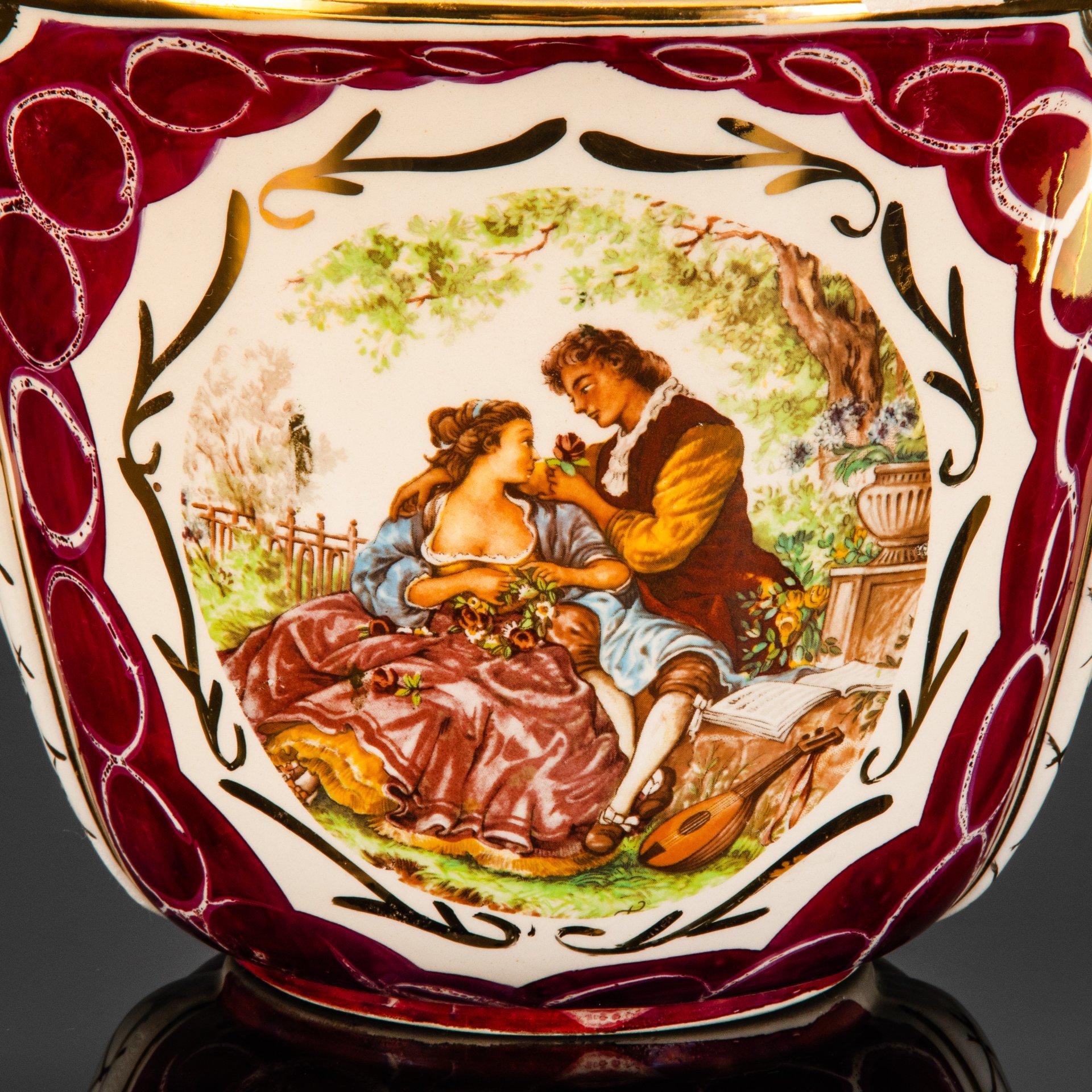 Ваза (кашпо) "Галантная сцена", Laeken, керамика, деколь, золочение, Бельгия, 1950-1970 гг.