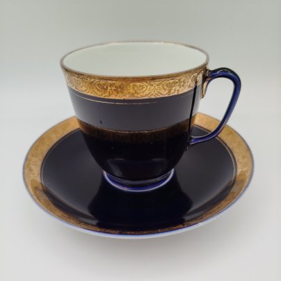 Пара чайная, украшенная цветочным декором, форма "Малый колокол", фарфор, крытье кобальтом, золочение, Ленинградский фарфоровый завод (ЛФЗ), СССР, 1960-1969 гг.