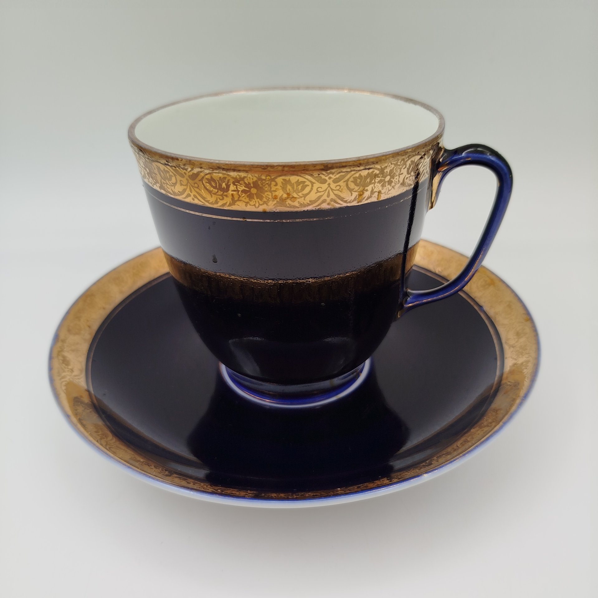 Пара чайная, украшенная цветочным декором, форма "Малый колокол", фарфор, крытье кобальтом, золочение, Ленинградский фарфоровый завод (ЛФЗ), СССР, 1960-1969 гг.