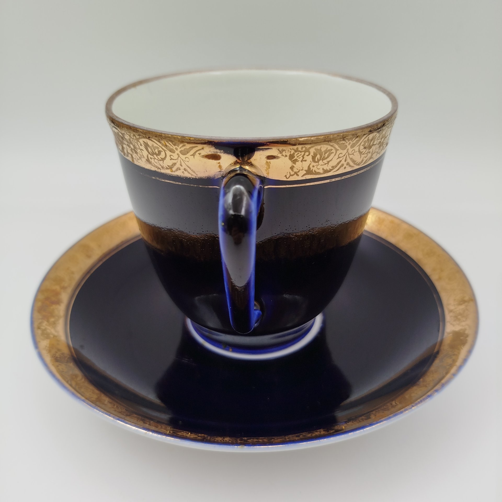 Пара чайная, украшенная цветочным декором, форма "Малый колокол", фарфор, крытье кобальтом, золочение, Ленинградский фарфоровый завод (ЛФЗ), СССР, 1960-1969 гг.