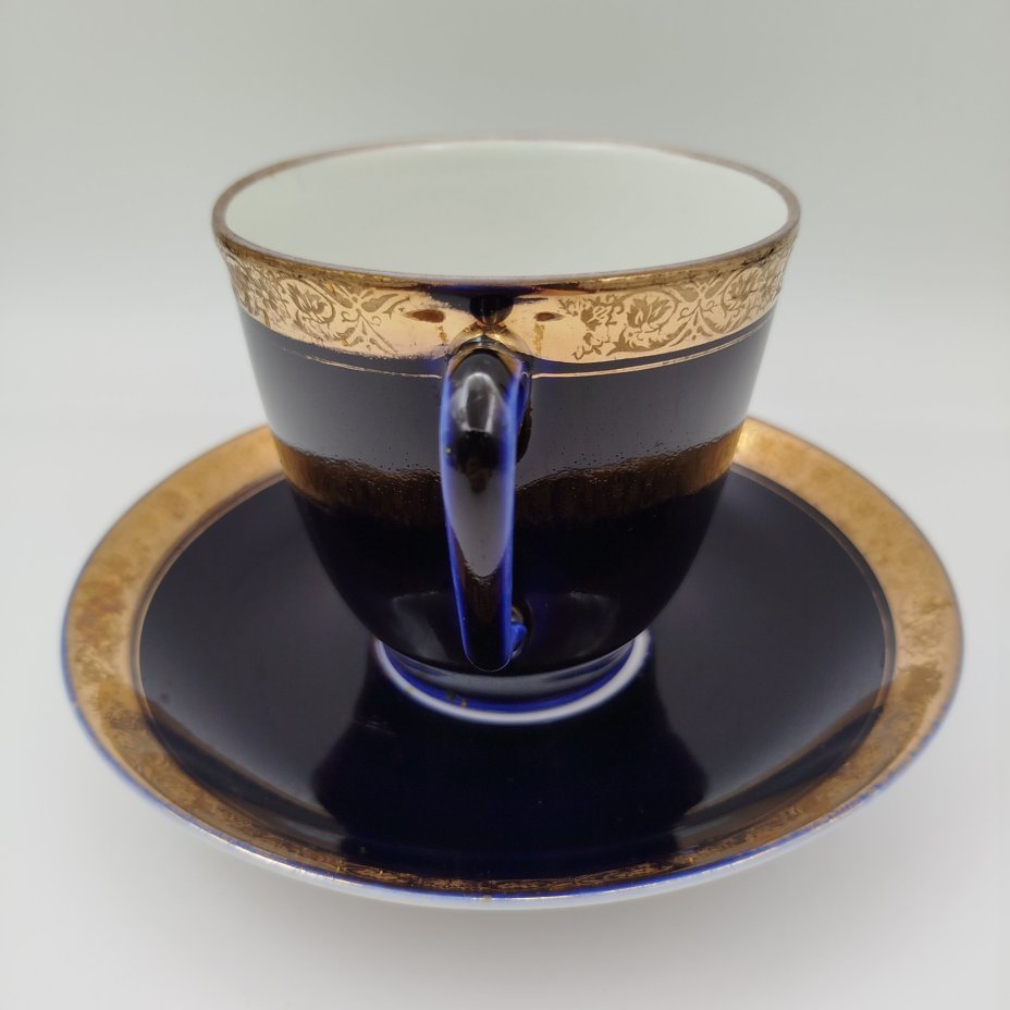 Пара чайная, украшенная цветочным декором, форма "Малый колокол", фарфор, крытье кобальтом, золочение, Ленинградский фарфоровый завод (ЛФЗ), СССР, 1960-1969 гг.