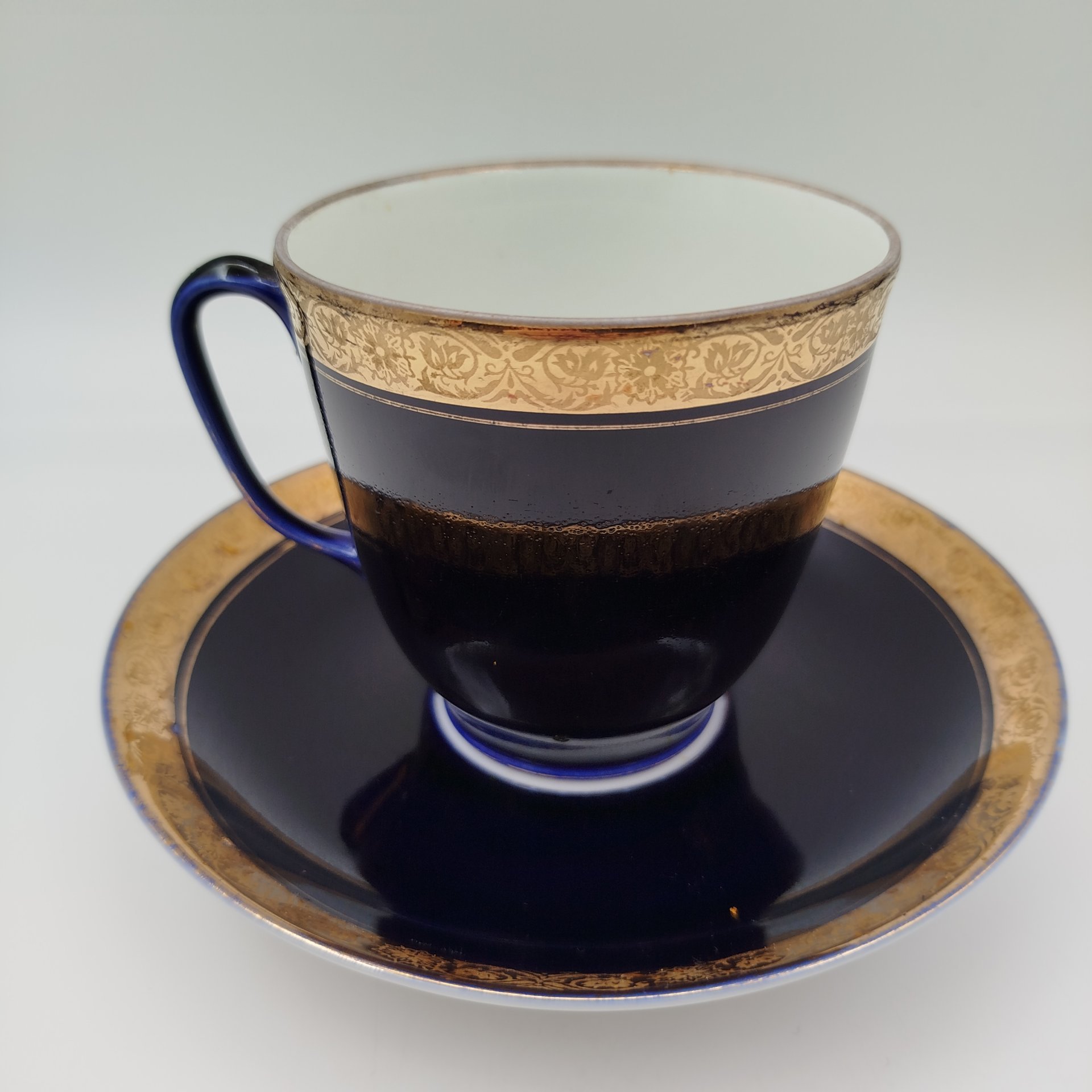 Пара чайная, украшенная цветочным декором, форма "Малый колокол", фарфор, крытье кобальтом, золочение, Ленинградский фарфоровый завод (ЛФЗ), СССР, 1960-1969 гг.