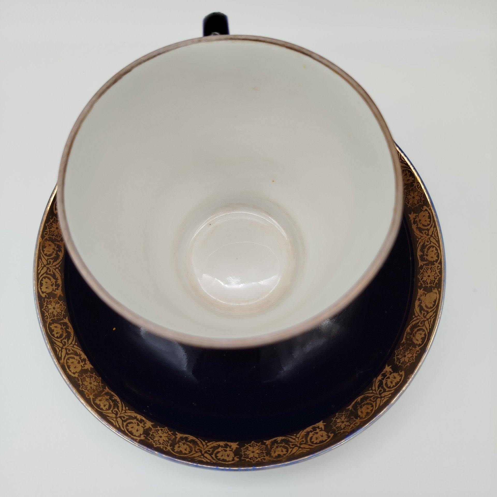 Пара чайная, украшенная цветочным декором, форма "Малый колокол", фарфор, крытье кобальтом, золочение, Ленинградский фарфоровый завод (ЛФЗ), СССР, 1960-1969 гг.