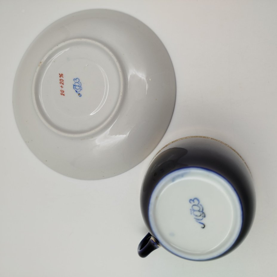 Пара чайная, украшенная цветочным декором, форма "Малый колокол", фарфор, крытье кобальтом, золочение, Ленинградский фарфоровый завод (ЛФЗ), СССР, 1960-1969 гг.