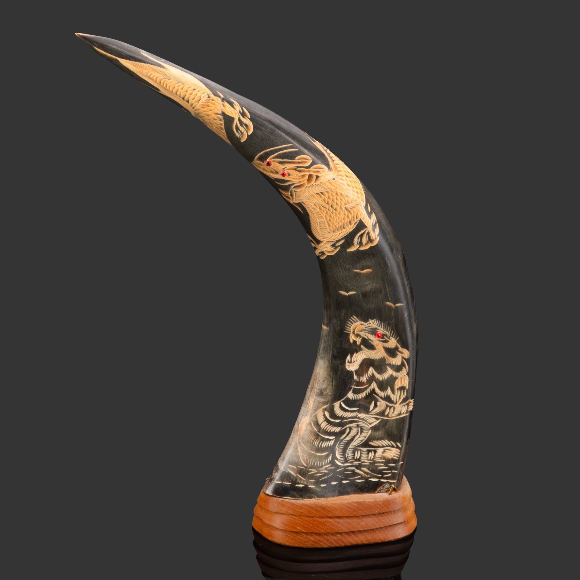 Настольное украшение из рога буйвола с изображением тигра, рог, резьба, дерево, инкрустация, Азия, 1970-1990 гг.