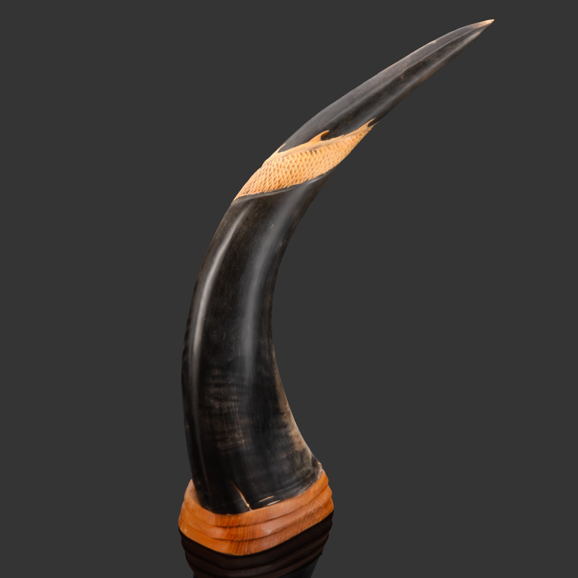 Настольное украшение из рога буйвола с изображением тигра, рог, резьба, дерево, инкрустация, Азия, 1970-1990 гг.