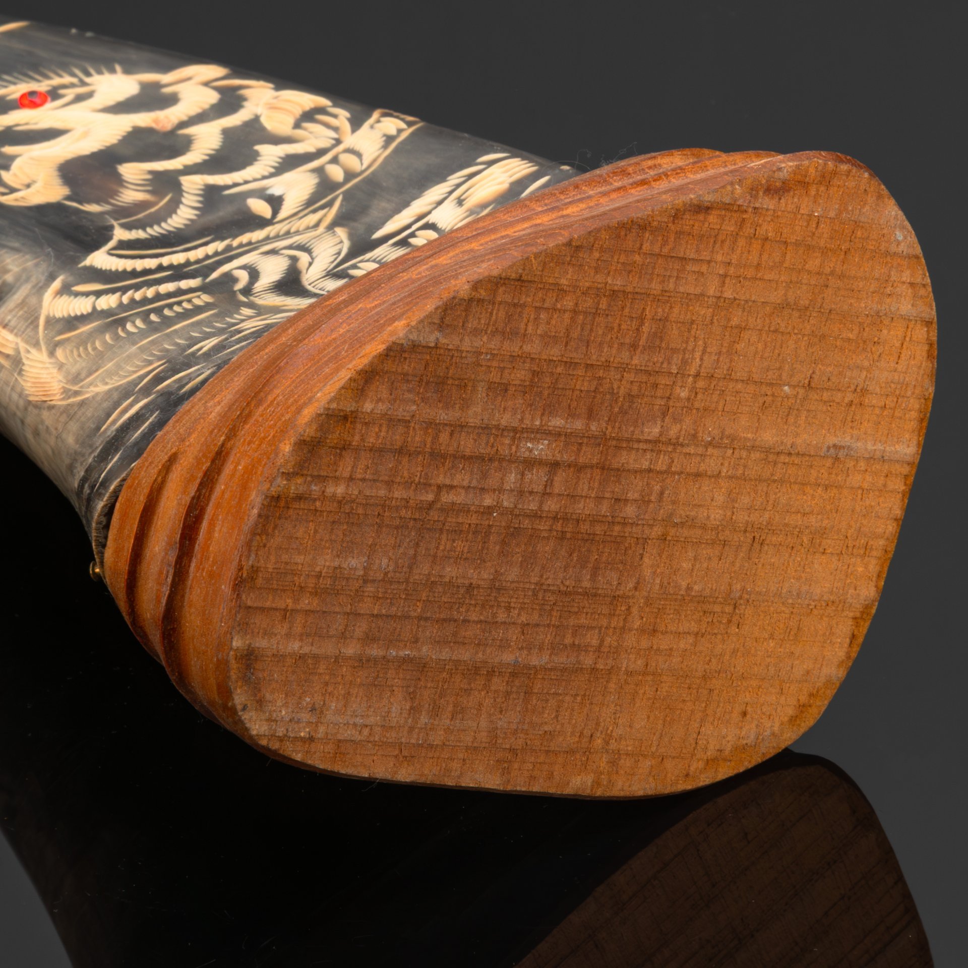 Настольное украшение из рога буйвола с изображением тигра, рог, резьба, дерево, инкрустация, Азия, 1970-1990 гг.