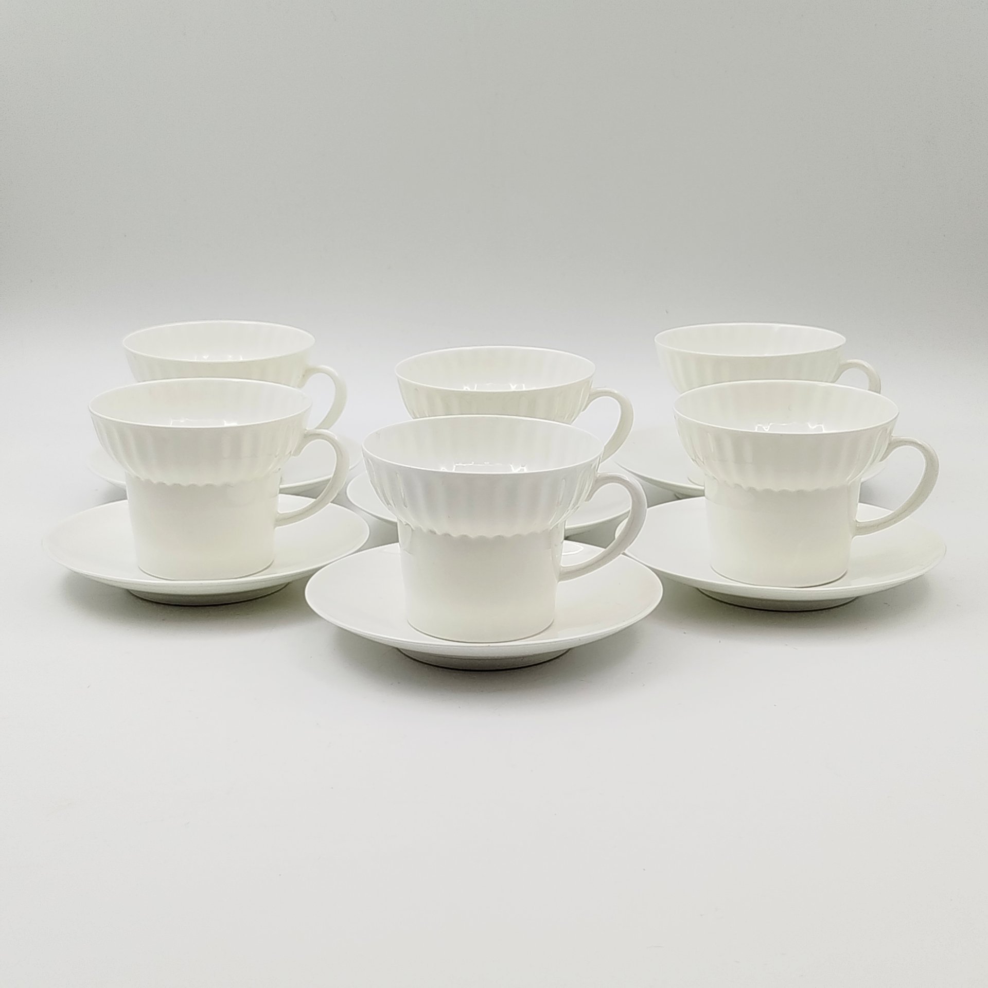 Набор из шести кофейных пар формы "Волна", автор формы Э.М. Криммер