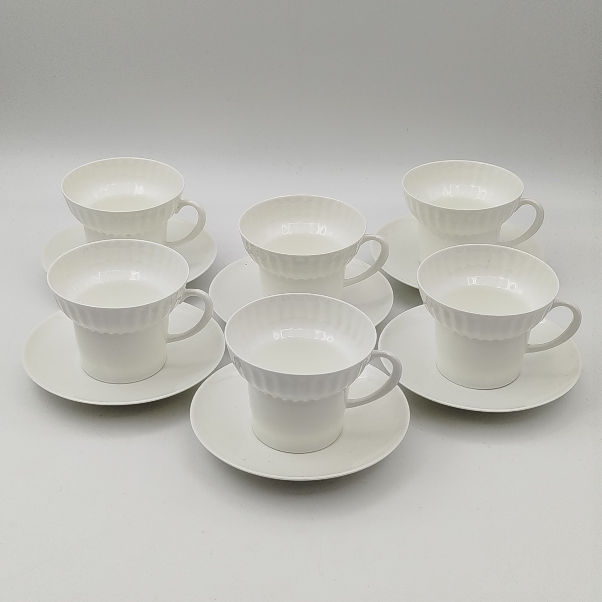 Набор из шести кофейных пар формы "Волна", автор формы Э.М. Криммер