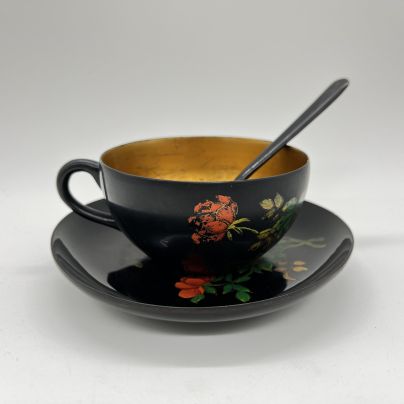Чайная пара с ложечкой, украшенная изображением роз, папье-маше, роспись, лак, Китай, 1960-1980 гг.