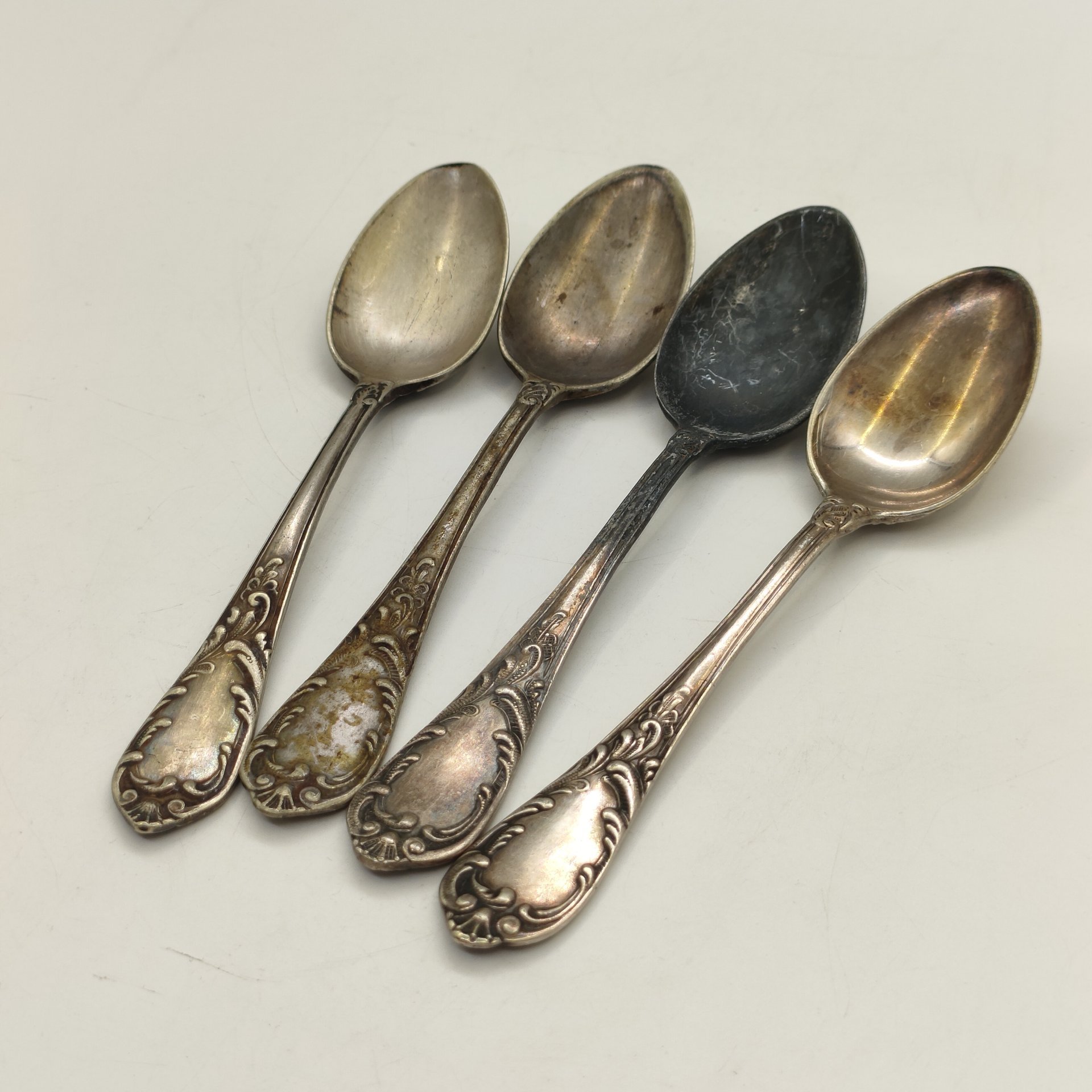 Набор из 4-х чайных ложек с растительным декором, мНЦ (медь-никель-цинк), штамповка, Вольнянский завод столовых приборов им. Шевченко (ЗiШ, ЗиШ), СССР, 1961-1991 гг.