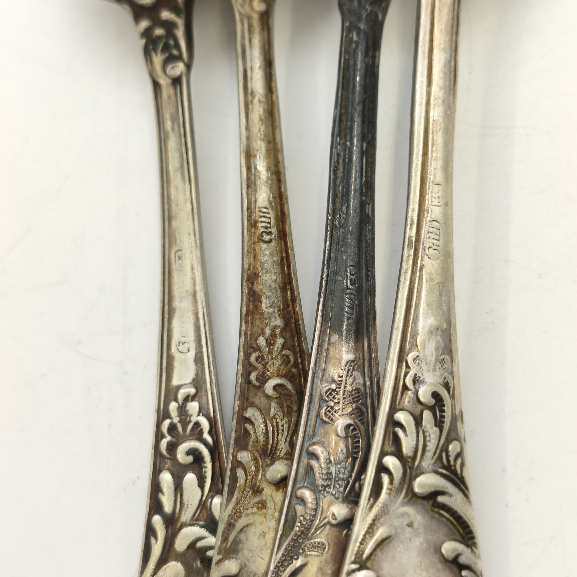 Набор из 4-х чайных ложек с растительным декором, мНЦ (медь-никель-цинк), штамповка, Вольнянский завод столовых приборов им. Шевченко (ЗiШ, ЗиШ), СССР, 1961-1991 гг.