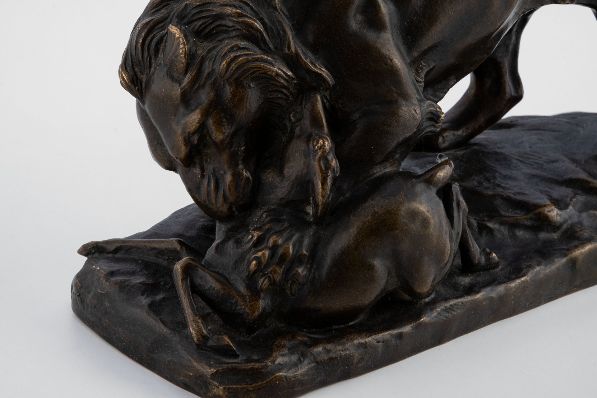 Скульптура "Лев, поедающий антилопу", скульптор Georges Gardet (Жорж Гарде), Société des Bronzes de Paris