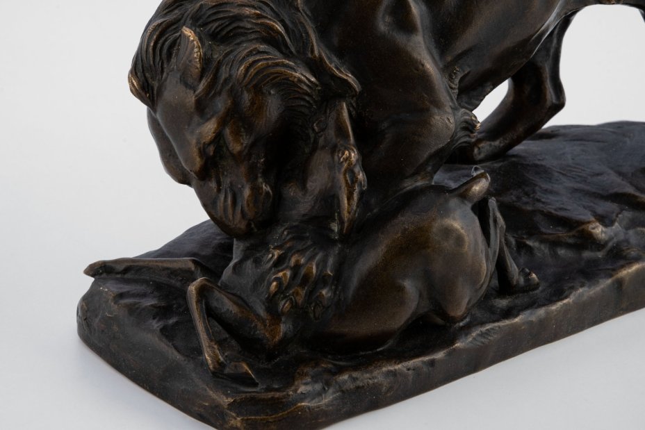 Скульптура "Лев, поедающий антилопу", скульптор Georges Gardet (Жорж Гарде), Société des Bronzes de Paris