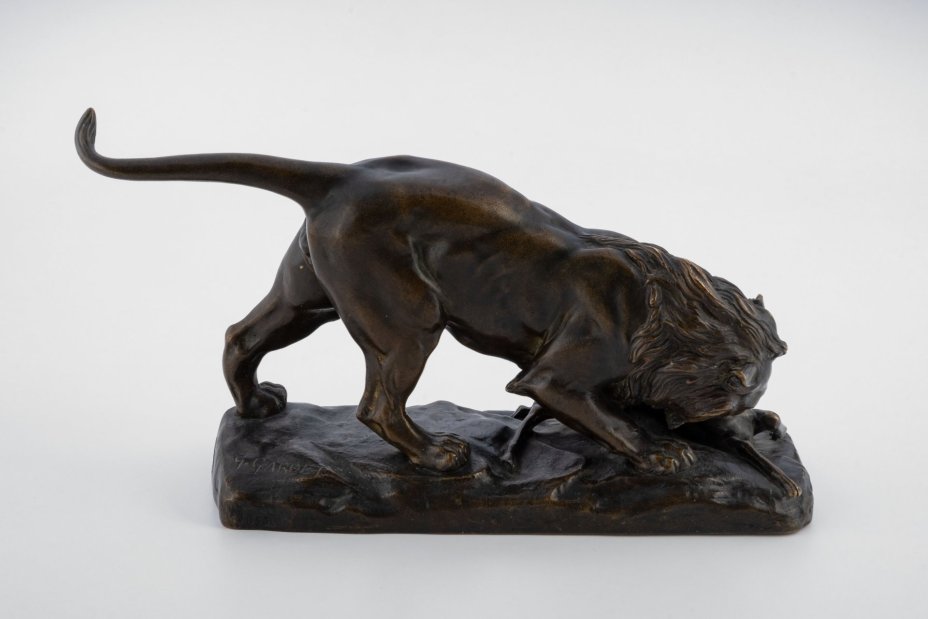 Скульптура "Лев, поедающий антилопу", скульптор Georges Gardet (Жорж Гарде), Société des Bronzes de Paris