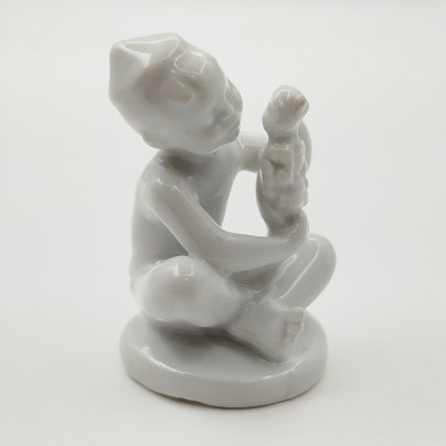 Статуэтка "Мальчик с виноградом" (без росписи) из серии "Счастливое детство", скульптор Г.С. Столбова, фарфор, Ленинградский фарфоровый завод (ЛФЗ), СССР, 1950-1960 гг.