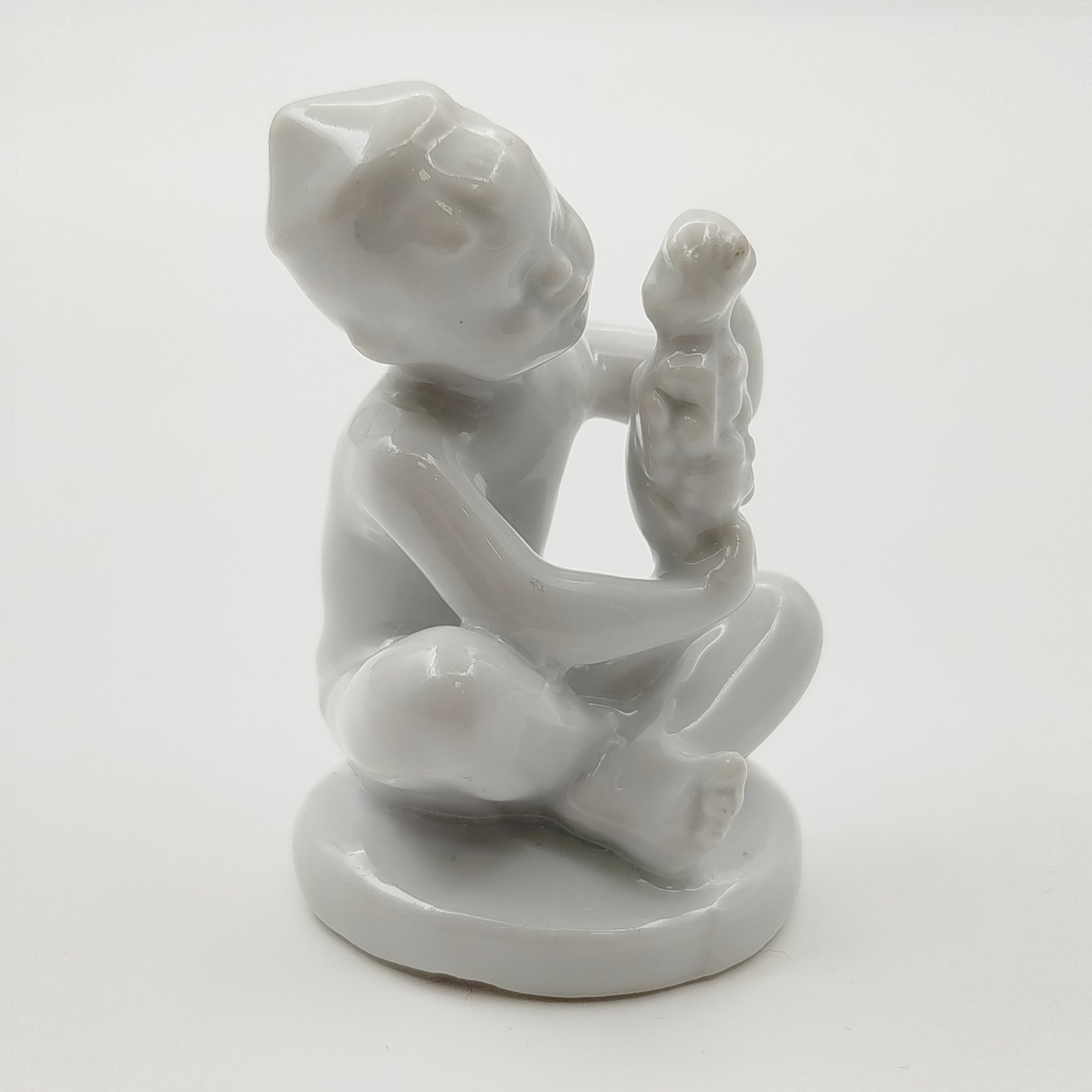 Статуэтка "Мальчик с виноградом" (без росписи) из серии "Счастливое детство", скульптор Г.С. Столбова, фарфор, Ленинградский фарфоровый завод (ЛФЗ), СССР, 1950-1960 гг.