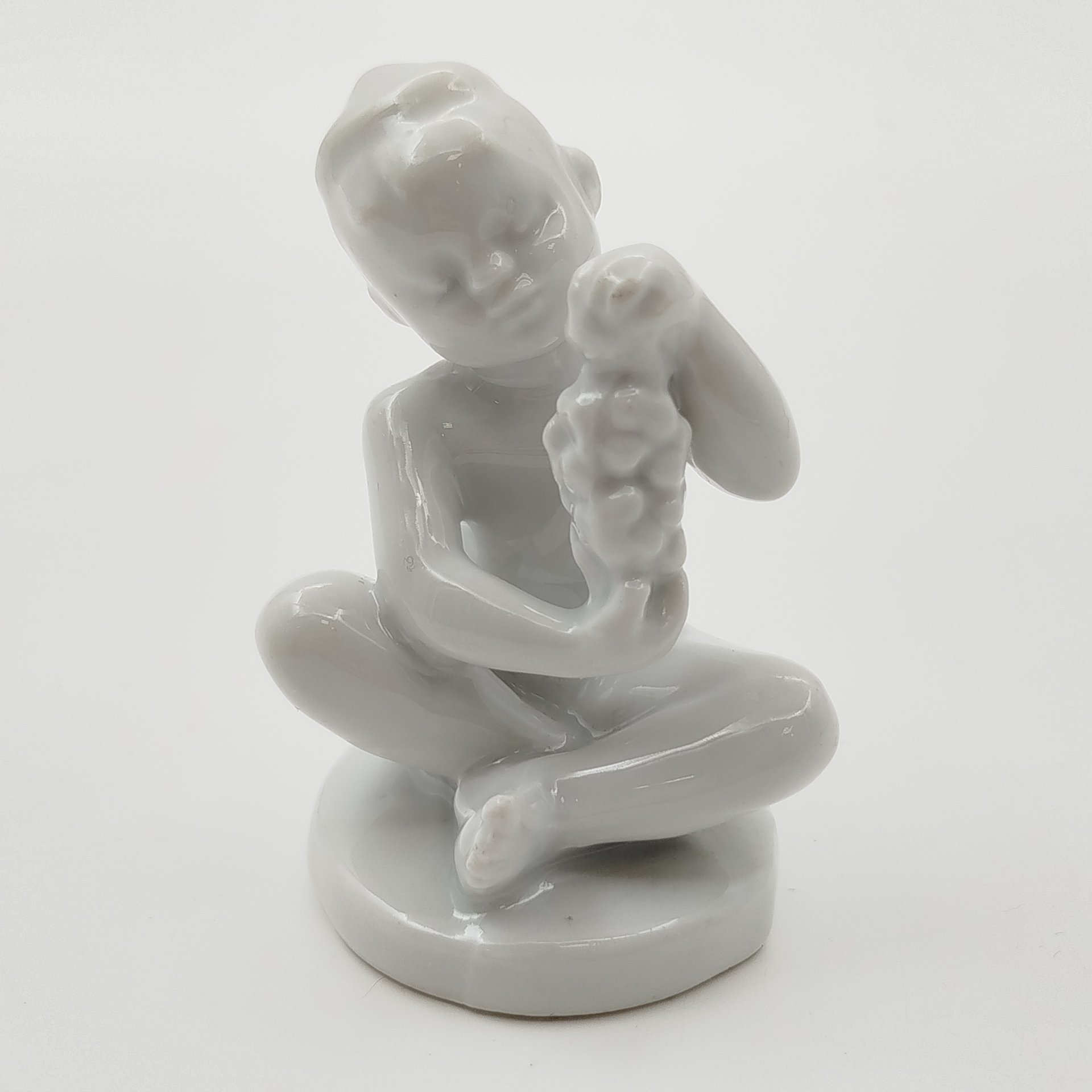 Статуэтка "Мальчик с виноградом" (без росписи) из серии "Счастливое детство", скульптор Г.С. Столбова, фарфор, Ленинградский фарфоровый завод (ЛФЗ), СССР, 1950-1960 гг.