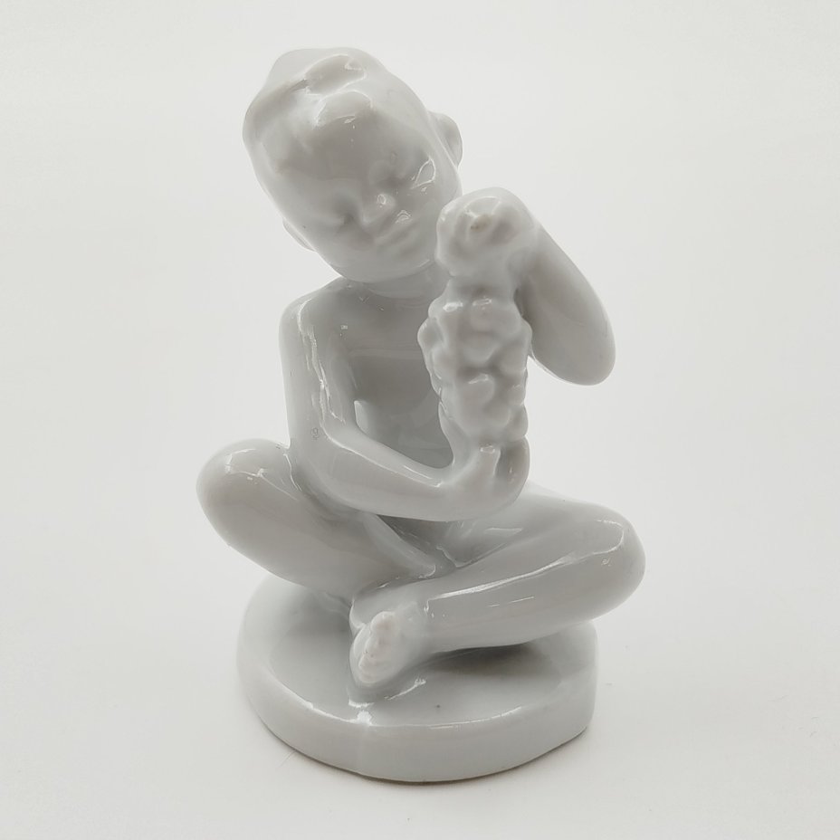 Статуэтка "Мальчик с виноградом" (без росписи) из серии "Счастливое детство", скульптор Г.С. Столбова, фарфор, Ленинградский фарфоровый завод (ЛФЗ), СССР, 1950-1960 гг.