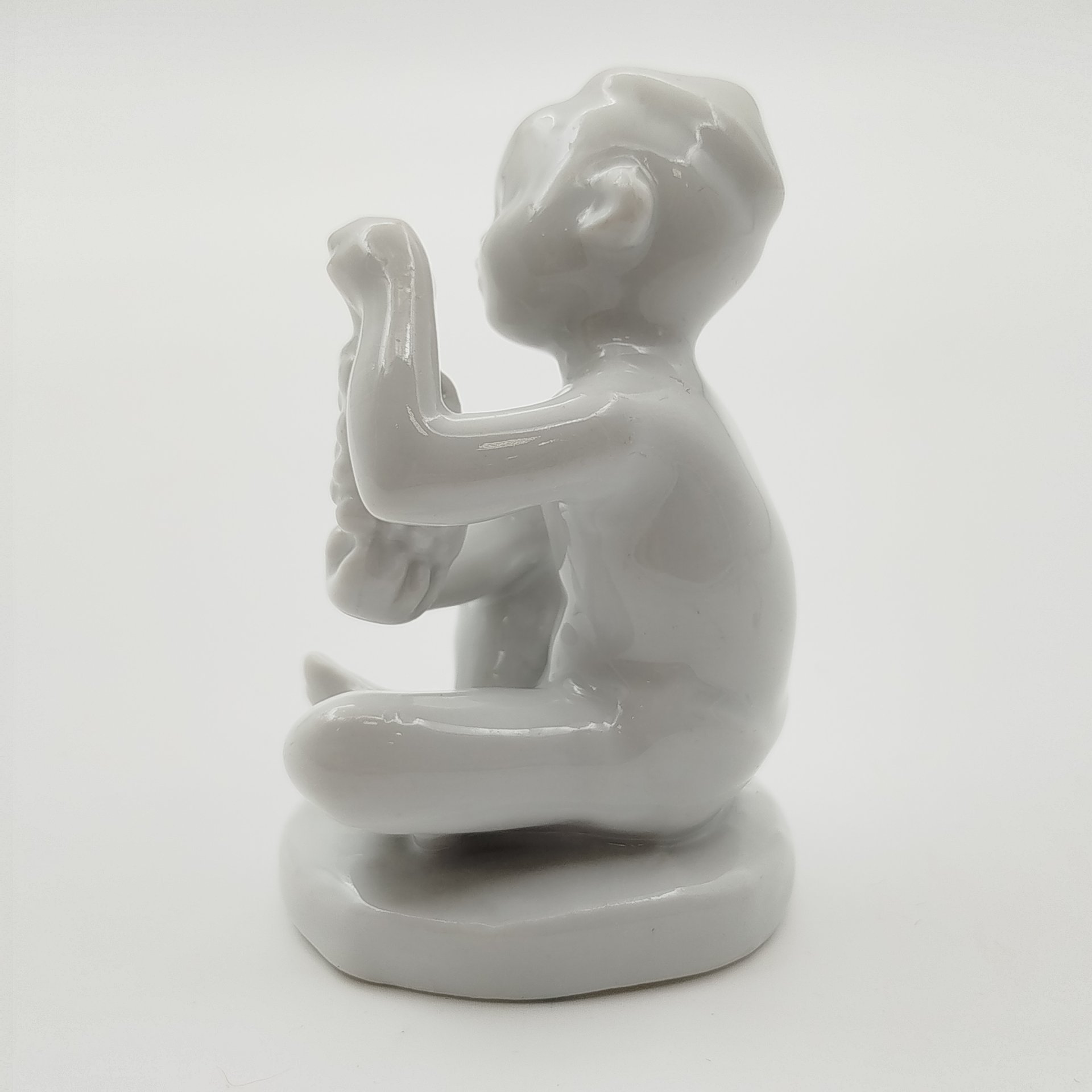 Статуэтка "Мальчик с виноградом" (без росписи) из серии "Счастливое детство", скульптор Г.С. Столбова, фарфор, Ленинградский фарфоровый завод (ЛФЗ), СССР, 1950-1960 гг.