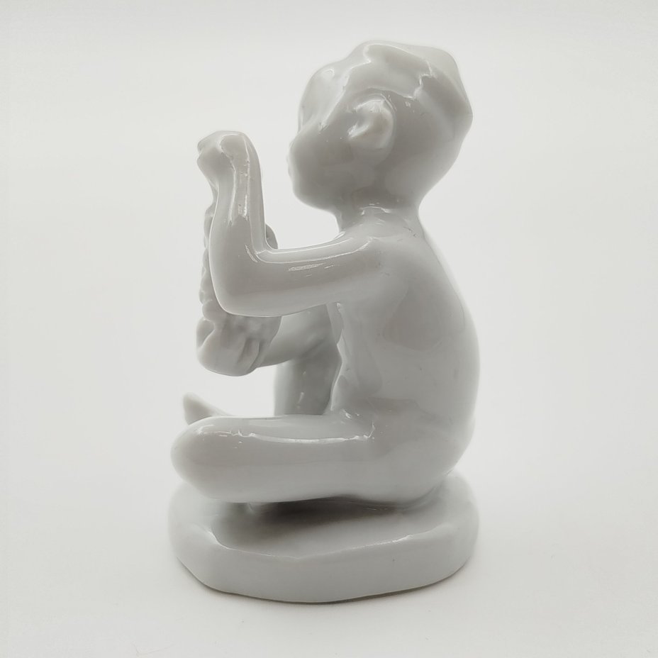 Статуэтка "Мальчик с виноградом" (без росписи) из серии "Счастливое детство", скульптор Г.С. Столбова, фарфор, Ленинградский фарфоровый завод (ЛФЗ), СССР, 1950-1960 гг.