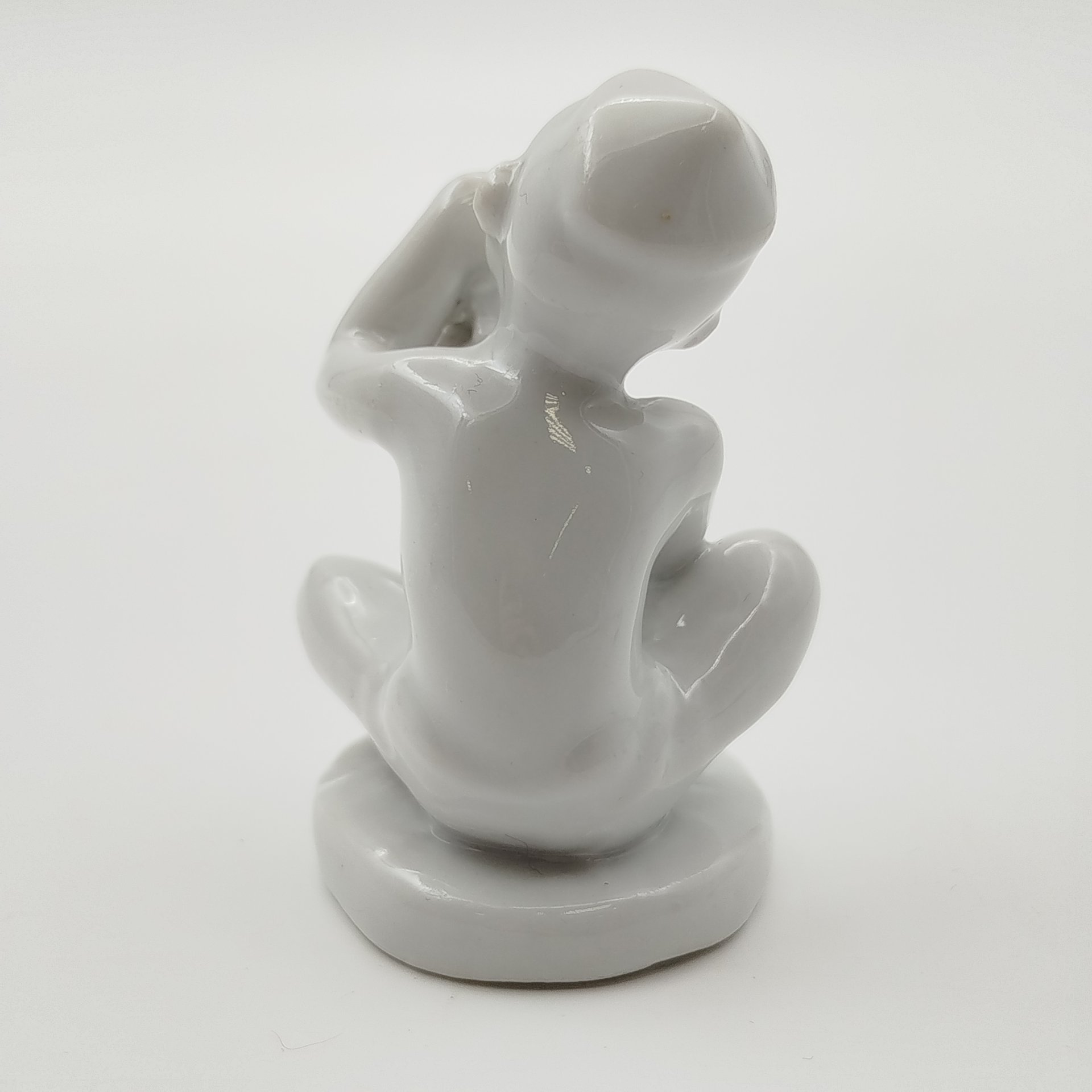 Статуэтка "Мальчик с виноградом" (без росписи) из серии "Счастливое детство", скульптор Г.С. Столбова, фарфор, Ленинградский фарфоровый завод (ЛФЗ), СССР, 1950-1960 гг.