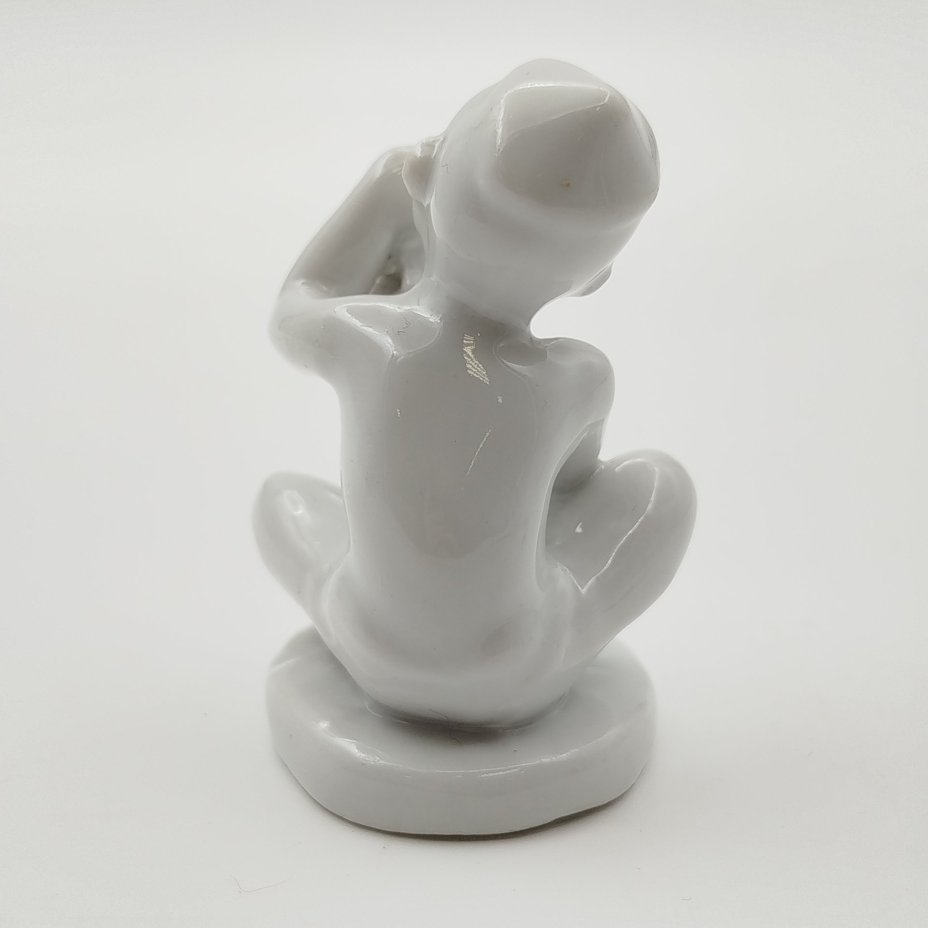Статуэтка "Мальчик с виноградом" (без росписи) из серии "Счастливое детство", скульптор Г.С. Столбова, фарфор, Ленинградский фарфоровый завод (ЛФЗ), СССР, 1950-1960 гг.