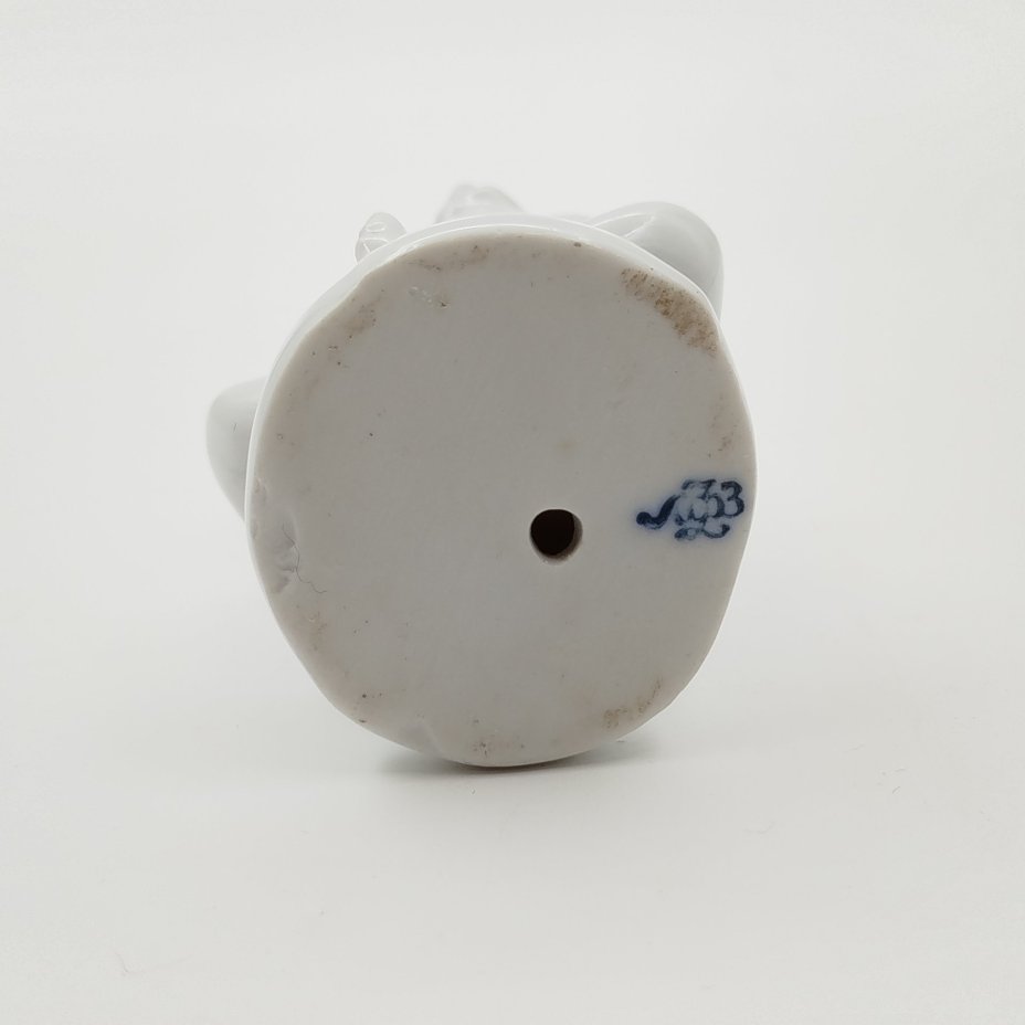 Статуэтка "Мальчик с виноградом" (без росписи) из серии "Счастливое детство", скульптор Г.С. Столбова, фарфор, Ленинградский фарфоровый завод (ЛФЗ), СССР, 1950-1960 гг.