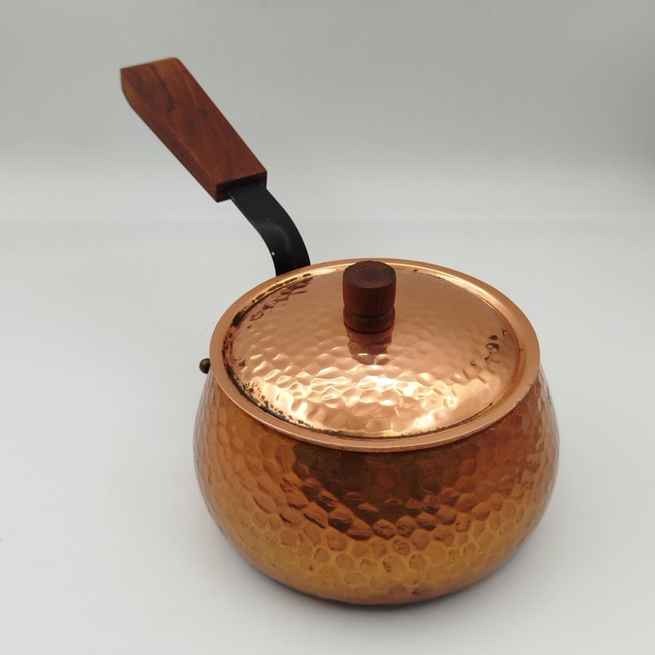 Сотейник (ковш) с ритмичным чеканным узором