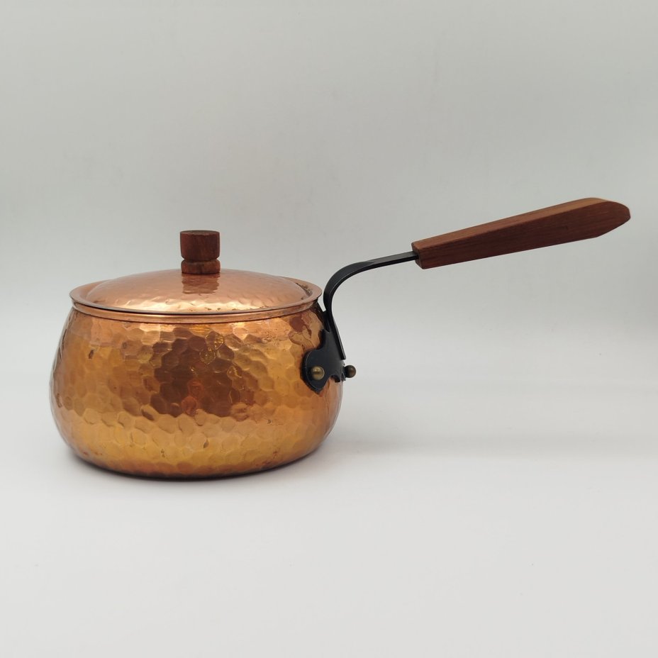 Сотейник (ковш) с ритмичным чеканным узором