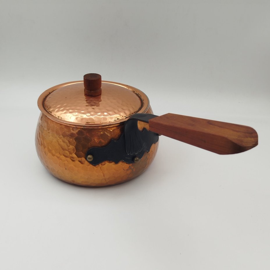 Сотейник (ковш) с ритмичным чеканным узором