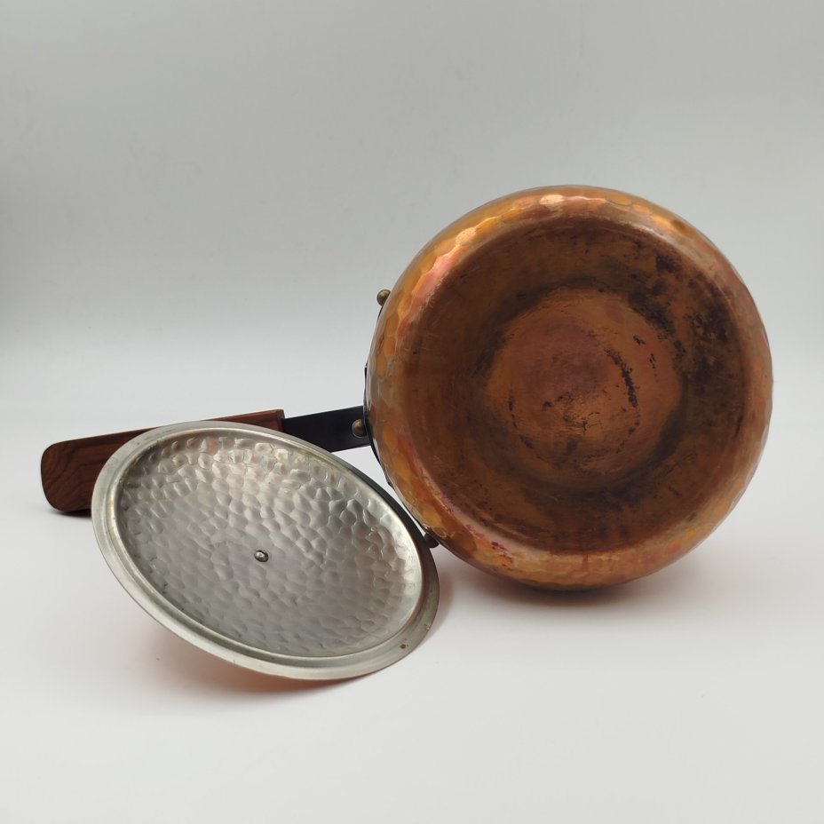 Сотейник (ковш) с ритмичным чеканным узором