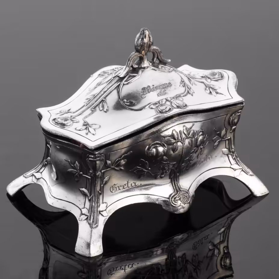 Шкатулка в стиле модерн, украшена цветочными бутонами по корпусу, Württembergische Metallwarenfabrik (WMF)