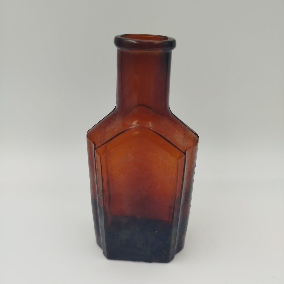 Флакон коричневого цвета с уплощенным туловом, стекло, Европа, 1900-1940 гг.